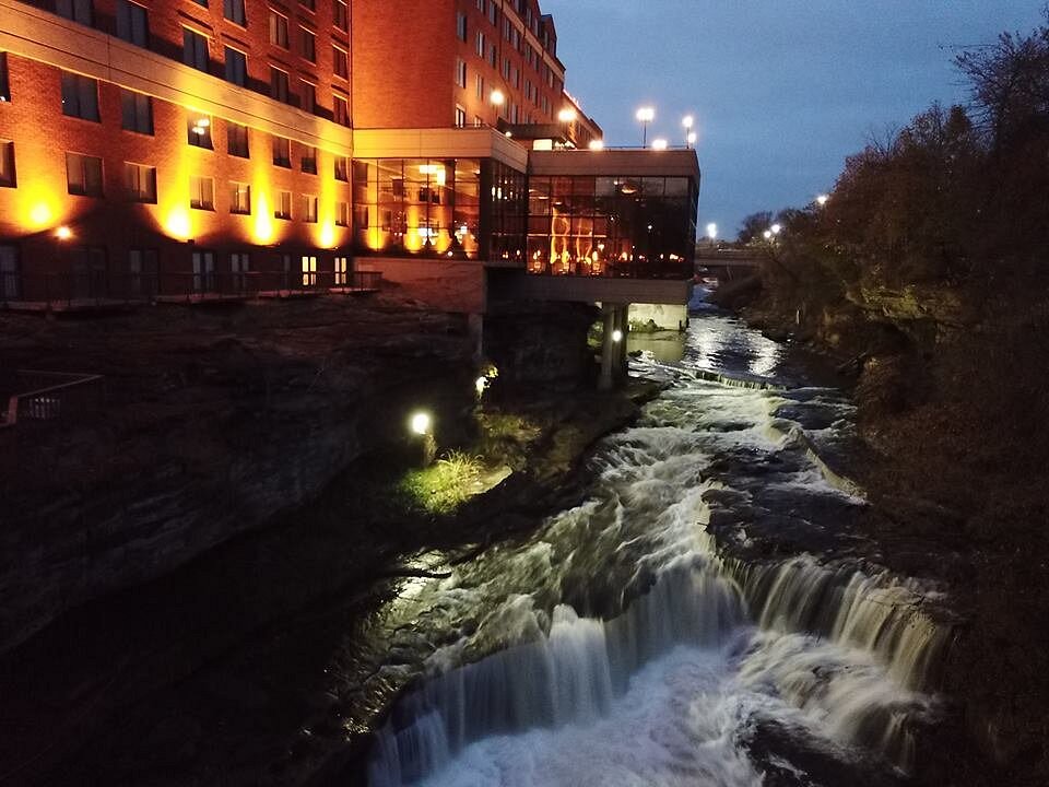 Cuyahoga Falls River Square in the evening