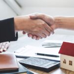 How to Sell Your House Fast in Akron Ohio for Cash shake hands with the owner
